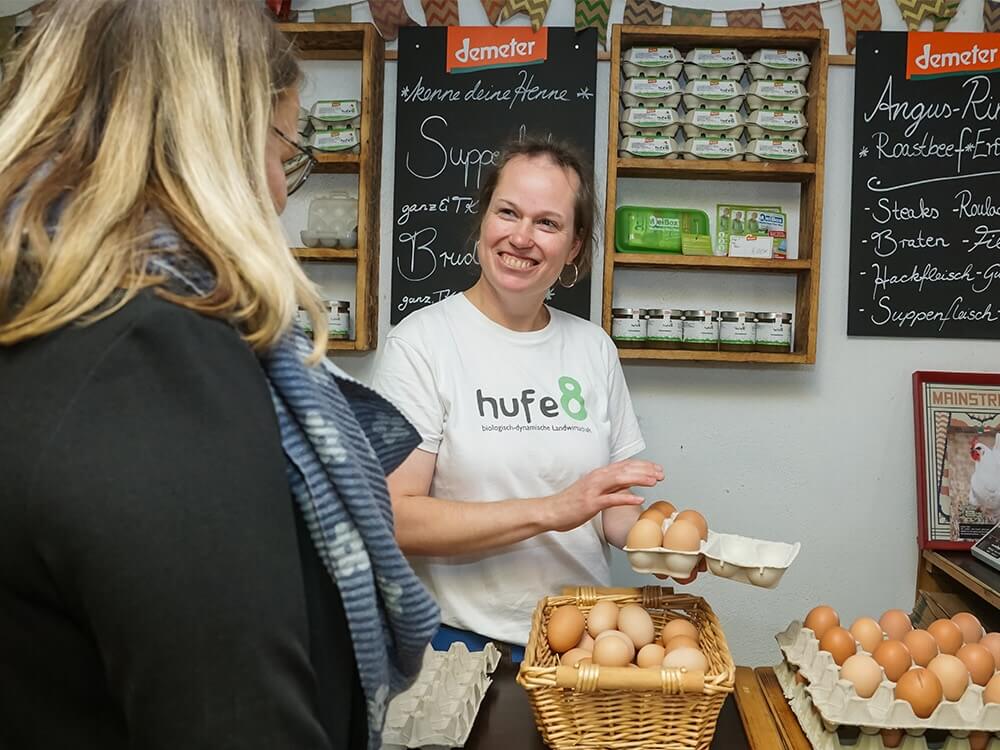 Eine Person verkauft Bio-Eier von hufe 8