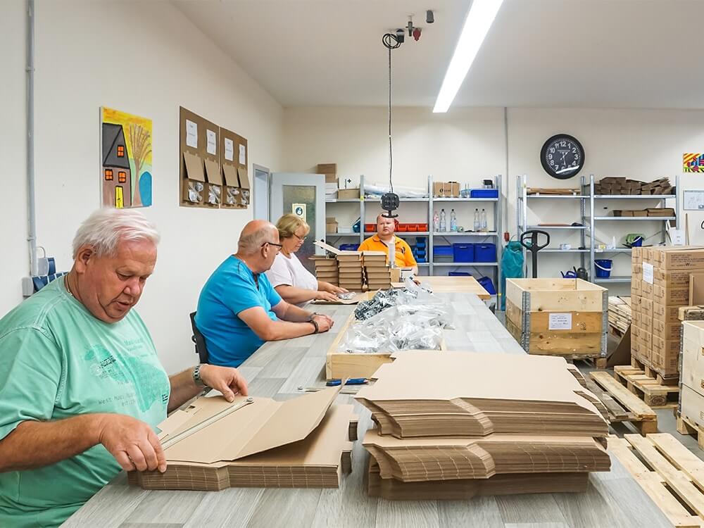 Menschen messen Verpackungen ab