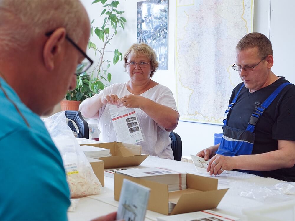 Mitarbeitende sortieren Gegenstände in Plastiktüten