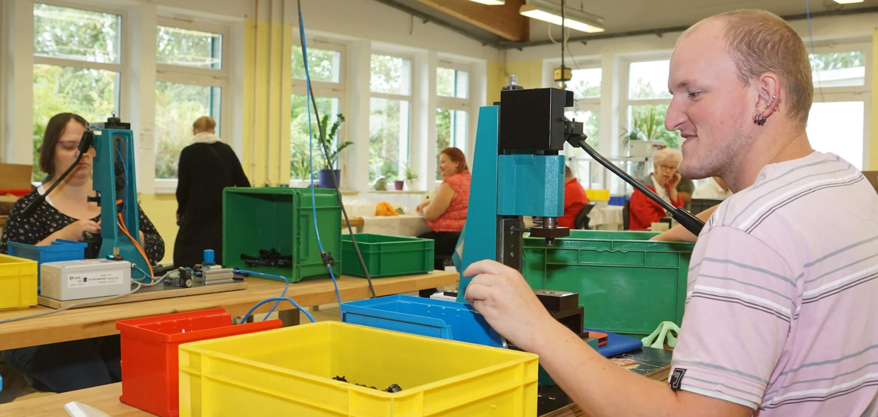 Eine Person bedient einen Maschine für kleine Werkzeugteile